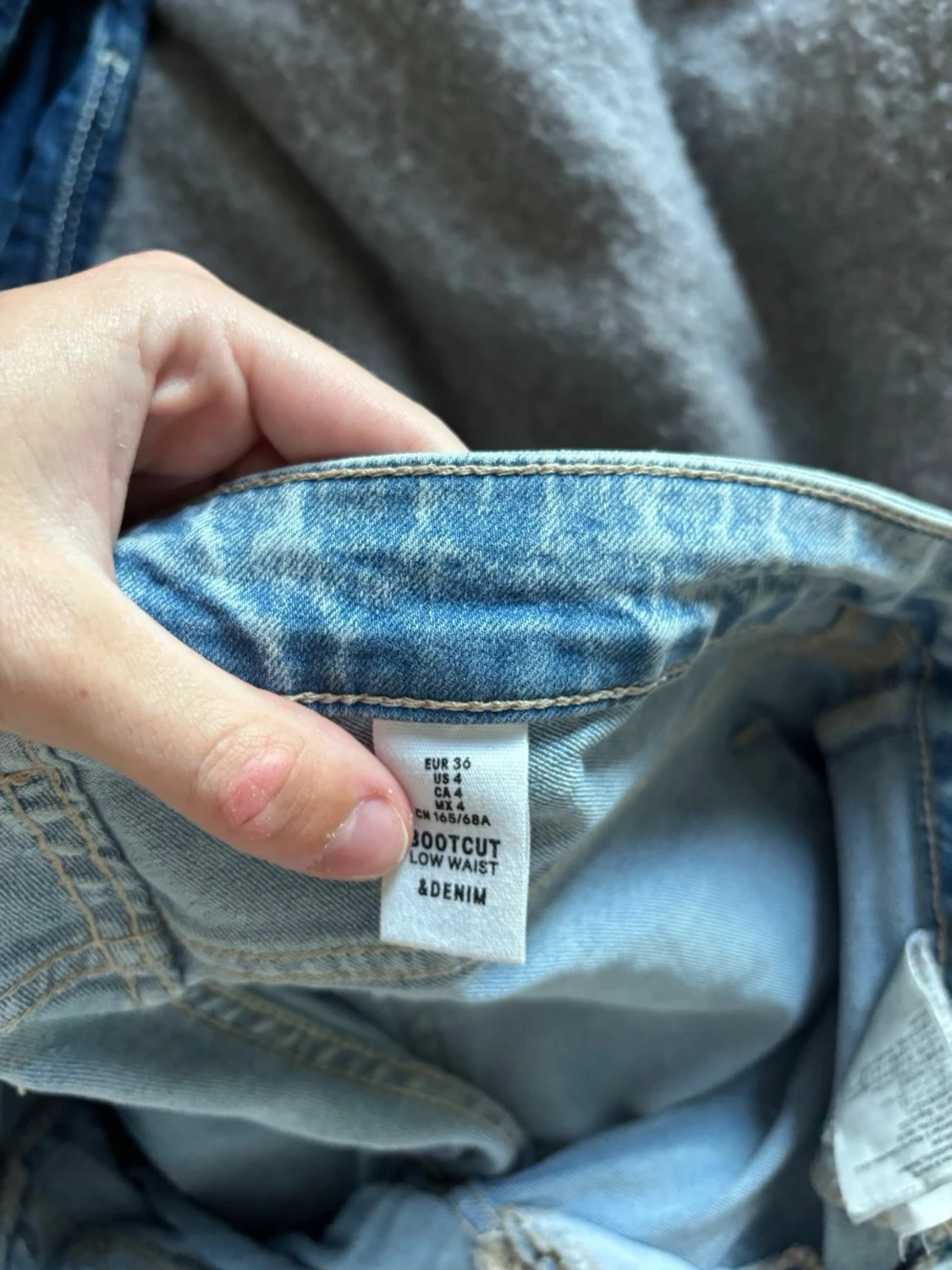 Ljusblå raka jeans med slitning - 2