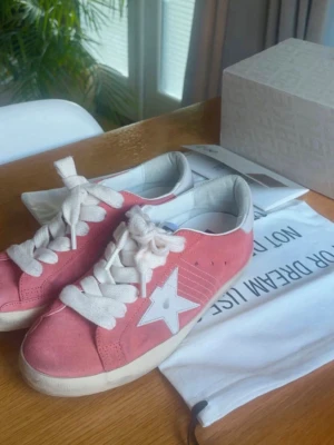 korall/rosa goldengoose - Kopte de i Korea, men säljer de, då de inte kommer till användning. Köpta för 5200kr. Pris kan diskuteras, men nästan oanvända! Kan även skicka bild på kvitto, box och dustbag medföljer vid köp. 💕 skriv om frågor uppkommer