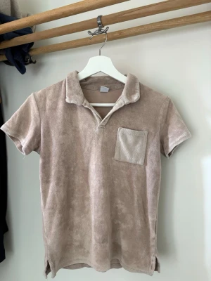 Pike - Jättefin beige piké i frotté från Lindex, storlek 134/140.