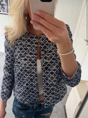 Trendig vårjacka  - Snygg jacka från River Island i blått och vitt. Är i storlek 14 men passar mig som har xs/s