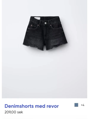 Svarta denimshorts med revor - Snygga svarta denimshorts med råa kanter och slitna detaljer. Klassisk femficksmodell med knapp och dragkedja framtill. Perfekta för en avslappnad och trendig look under sommaren.