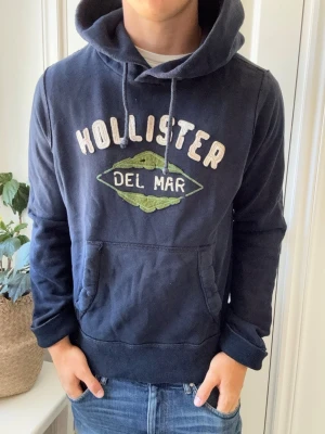 Hollister hoodie  - Hollister hoodie, stor på modellen. Inga defekter! Modellen i bilderna är 180 cm 75 kg och bär Storlek L , Kom med frågor! 🌟 (Kan gå ned i pris vid köp av paket 😉) 