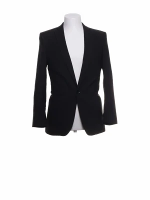 Svart klassisk kavaj - Stilren svart kavaj med smal passform och enkelknäppning. Kavajen har långa ärmar, djup V-ringning och klassisk krage. Perfekt för en dressad look och passar till många olika outfits.