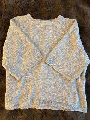 Ljusgrå stickad tröja 157 XS - Mysig ljusgrå stickad tröja från 157 i storlek XS. trekvartsärmar. Är oversized så passar de flesta sorlekarna!💕kontakta vid frågor eller pris förslag