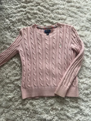 Söt Ralph Lauren tröja  - Super fin raulph Lauren tröja, stickad och rosa färg. Står att den är för 7 åringar men den passade mig när jag var 140 💗💗 äkta