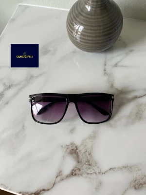 Svarta solglasögon  - Svarta solglasögon som liknar Rayban Boyfriend 