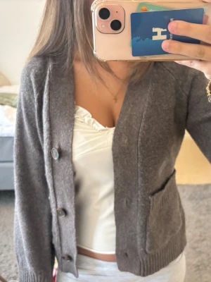 Stickad kofta med fickor framtill - Trendig kofta med fickor o knappar. Jag är 162cm, allt e kvar tills markerad som såld, pris går att diskuteras💞