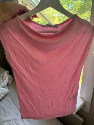 Fint rosa linne - Fint linne/tröja från lager. Säljer pga ingen användning.