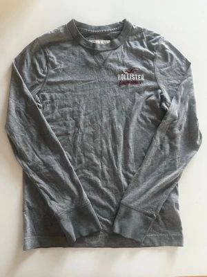 Hollister California sweatshirt tröja långärmad  - Riktigt snygg och eftertraktad Hollister California tröja. fint skick inga fel storlek M kan ta mått vid behov. Endast 310 ej hugget i sten kom gärna med frågor och prisförslag har även mycket mer liknande i min profil alla storlekar kolla gärna stor rabatt vid köp av flera 😁✌️