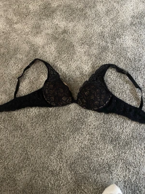 Svart spets-bh  - Svart bh från intimissimi, köpt från Plick men jag har ej använt den sedan köpet💕i storlek 70b