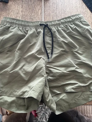 Tre par badshorts  - Säljer tre par badshorts i tre olika gröna färger. 