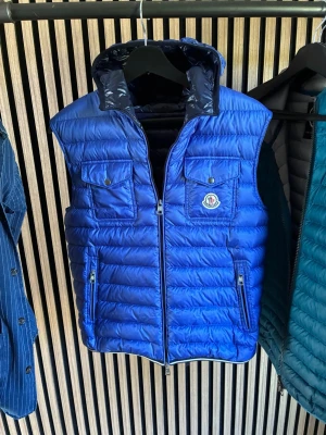 Moncler väst  - Säljer nu en Moncler väst / cardigan  i storlek 1 (S) | 9/10 skick | självklart äkta, har bevis |  kom dm för flera frågor eller funderingar!