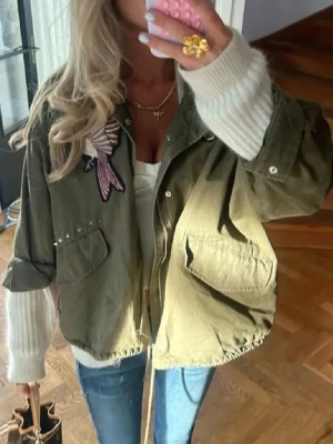 Olivgrön jacka med brodering från H&M - Gör en intresse koll på min olivgröna jacka. ❤️