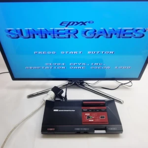 Sega Master System 1 Ström Adapter • Sega MS 1 - Ström adapter till SEGA Master System 1 Ut: 9V DC, 1A, center negativ  Modifierad (omlödd polaritet) Testad på Sega Master System 1 – fungerar utan problem  (Original Sega Master System Adapter = 9V 1A Center Negativ)  Adaptern testades och fungerar. (Se bifogad bild). Om den inte fungerar hos dig – då är det fel på din konsol. (Annons gäller enbart för strömadapter)