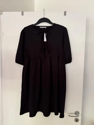 Klänning svart  - Aldrig använd. 