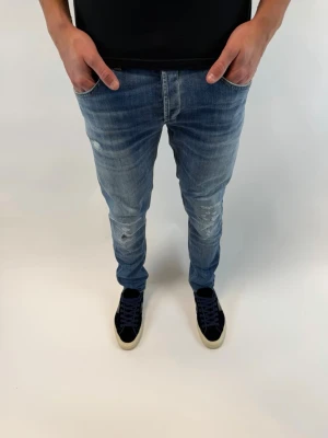 Dondup Jeans - Dondup Jeans! Trendigaste jeansen på marknaden.  Ny pris= 4000 kr Säljs för= 799 kr (Modellen har original slitningar från fabrik vilket är väldigt eftertraktat och populärt)