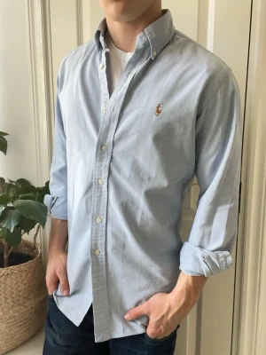 Ralph lauren classic fit skjorta - Ralph lauren classic fit skjorta, Inga defekter! Modellen i bilderna är 180 cm 75 kg och bär Storlek M , Kom med frågor! 🌟 (Kan gå ned i pris vid köp av paket 😉) 