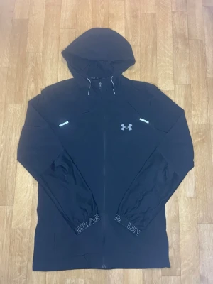 Svart hoodie från Under Armour - Svart träningshoodie från Under Armour med hel dragkedja, köptes för 1200kr på Jd sports i Stockholm. Den är i mycket fin skick och Storlek S:) vid frågor eller annat bara att skriva ! Öppen för bud ✍️