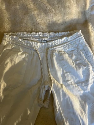 Vita linnebyxor från Roxy - Säljer dessa linnebyxor från Roxy i storlek XS. nypris 499 kr. Säljer för 300 kr men kan tänka mig att gå ner i pris vid snabb affär. Använt tre gånger och de är väldigt fint skick, säljer på grund av att de är lite korta. Är 160cm lång! 