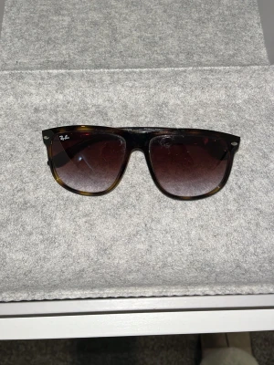 Ray Ban boyfriend  - Ray Ban boyfriend den större modellen, repor på glaset där av priset (se bild 4). Riktigt schyssta, kommer med original fodralet