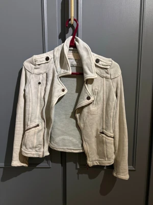 Ascool vårjacka - Snygg jacka med coola detaljer som axelvaddar, dragkedjor vid ärmslut och fickor samt tryckknappar vid kragen. Köpte jackan i Paris och den är perfekt nu för våren🌸 storlek xs eller för barn ca 14 år skulle jag nog säga eller 158 cm🩷 lite liten för mig som är 165 och 16 år🥰ascool stil och supersnygg