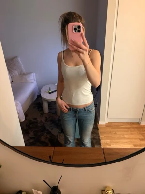 Ljusblå bootcut jeans - Säljer ett par ljusblå bootcut jeans med låg/normal midja. Använd fåtal gånger