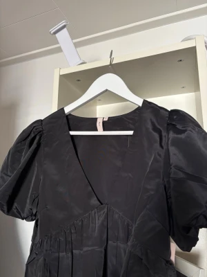 Svart blus - Superfin svart satin blus/topp med puffärmar från Nelly💕prislappen kvar, aldrig använd! Storlek 36 men passar xs/s❤️hör av dig vid frågor!