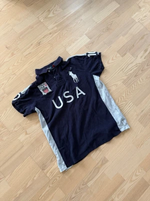 Ralph Lauren pike - Riktigt fet Ralph Lauren pike i storlek L men passar folk i M bättre. Tröjan är helt utan skavanker eller liknande och vid frågor om bilder så är det bara att fråga🙂💛