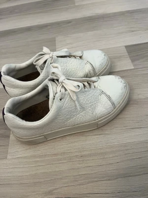 Vita eytys läder doja - Vita eytys i läder i doja modellen, storlek 38 använda men i bra skick, pris går att diskutera