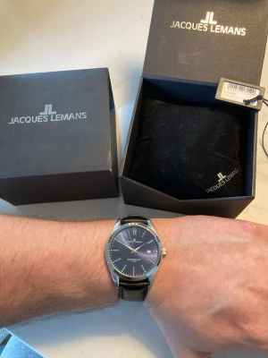 Jacques LeMans Derby 42mm Herrklocka - Säljer en läcker herrklocka från österrikiska Jacques LeMans i nyskick enligt bilder. Ser helt nyt ut, inga repor, knappt använd. Fungerar bra, originalarmband i äkta läder, datumvisare, vattentät osv. Behöver bara nytt batteri. Fås i originalförpackning med tagg.  Nypris: 2800 SEK Begagnat värde: 1289 SEK Mitt pris: 689 SEK  Skickas alltid snabbt och spårbart. Skriv vid frågor och se gärna mina andra annonser!   GRATIS: För betalande kunder erbjuder jag personlig experthjälp för dig att göra ny
