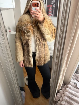 Päls jacka  - Väldigt fin päls jacka i coyote. I bra skick 