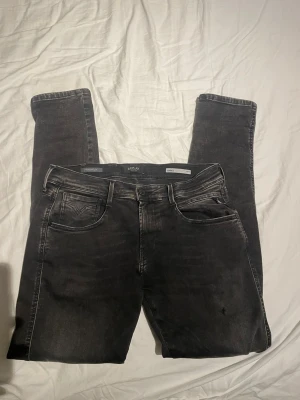Svarta slim fit jeans från Replay - Snygga svarta slim fit jeans från Replay med klassisk femficksdesign och diskreta slitningar. Jeansen är helt nya🌟🌟🌟
