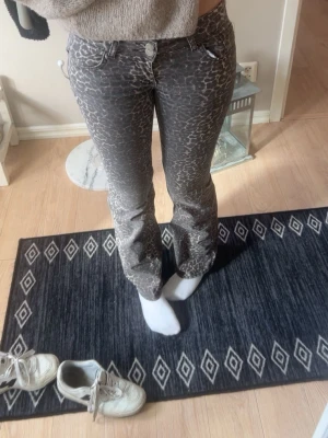 leopardmönstrade jeans - Säljer dessa leopard jeans ifrån Nelly! Har varit en stor favorit men känner inte riktigt att det är min stol längre. Men dom är väl omhändertagna och finns inga tecken på att det är slitna!🩷🩷hör av dig för frågor!