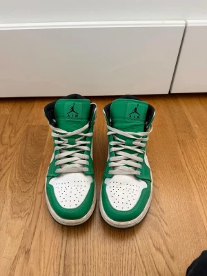 Air Jordan 1 Mid gröna och vita - Säljer mitt fina par Air Jordan 1 Mid sneakers i grönt. Dom är väl använda men i fint skick överlag! 