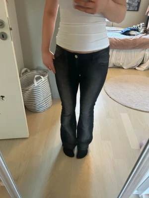 Svarta bootcut jeans - Säljer ett par svarta bootcut jeans. Använda 2-3 gånger 🤍