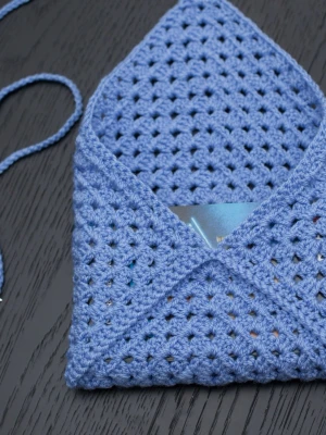 Virkad booksleeve - Virkad booksleeve, passar pocketböcker. Boken på bilden är 11x18cm.  Virkad i akrylgarn. Färgen är lite ljusare än på bilderna.  Färger kan variera beroende på skärminställningar.  Obs boken ingår inte.