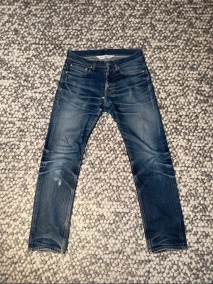 Our legacy dry jeans - Riktigt snygga och exklusiva dry, selvage our legacy jeans med galen tvätt! Storlek 30:32. Mycket bra skick, ungefär 2 små slitningar men de är bara snygga. Hör av dig vid fler frågor eller funderingar!