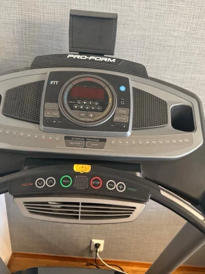 Löparband ProForm med display - Löpband till salu  Den köptes för 15000kr från XXL för några år sedan och den är i mycket bra skick då den användes knappast   ProForm löpband med inbyggd träningsdator. Konsolen har display för hastighet, tid, distans och kalorier samt knappar för snabbval av hastighet. Löpbandet har handtag på sidorna och nödstopp. Passar för inomhusträning och gång- eller löppass hemma.  Hämtas från Alby kan inte skickas  Skriv med övriga frågor eller intresse