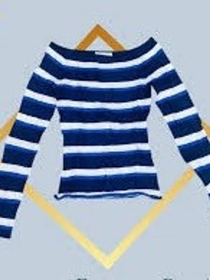 Randig långärmad topp i blått och vitt - Säljer en långärmad topp med breda marinblå och vita ränder. Toppen har en båtringad hals och är figurnära i modellen. ❣️