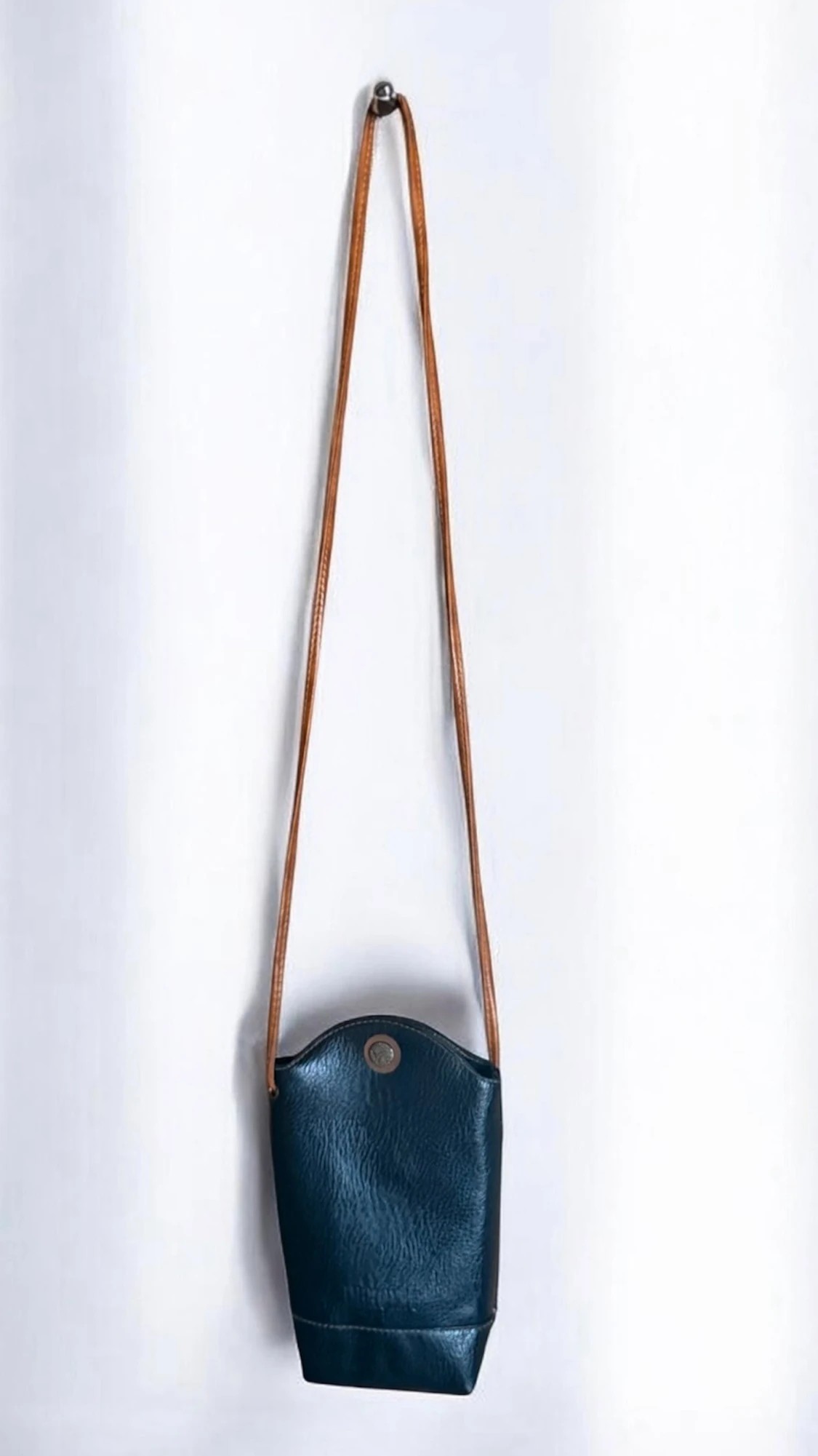 Mörkblå axelväska i vegan leather 