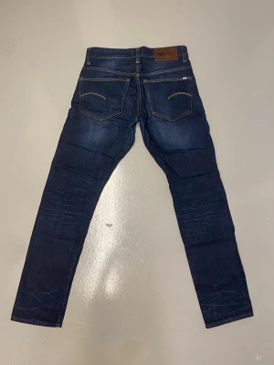 G star raw jeans - G star raw jeans i strl w30 l32. Men skulle säga att de passar mer W28/29 och L30/32. Måtten är: yttrebenläng 102cm, midjemått 40cm, bredden längst ner 16/17cm 
