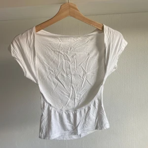 topp med öppen rygg  - topp med öppen rygg köpt här på plick