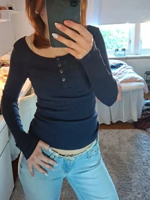Mörkblå ribbad långärmad topp - Aldrig använd💕