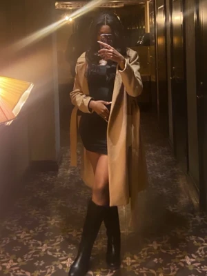 Svarta höga stövlar Stockholm Design Group - Snygga svarta höga stövlar från Stockholm Design Group i slätt läder. Stövlarna har en chunky sula och en liten gulddetalj vid ankeln. Perfekta för att lyfta vilken outfit som helst och ger en clean, modern vibe.