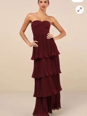 Vinröd axelbandslös långklänning - Jag säljer min vinröda balklänning eftersom jag har beställt en ny☺️Den är aldrig använd, förutom när jag provade den så lappen och allt är kvar. Jag är 170cm och den var lite för lång men blev perfekt med klackar. Nypris 1250kr. Skriv gärna om ni är intresserade🥰🥰