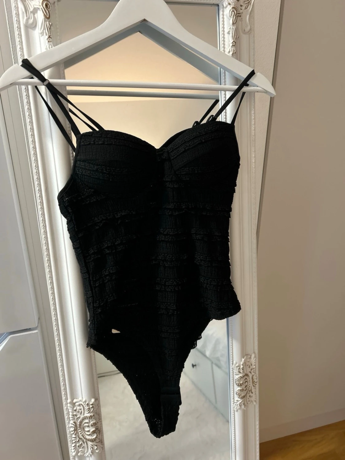 Svart spetsig body med vadderade kupor - 2