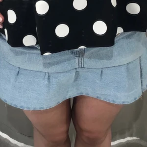 Kort jeanskjol med volang - Jättesöt jeanskjol i perfekt längd💕