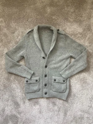 Tjock stickad kofta/cardigan - En snygg kofta i tjockare material. Det finns inte några märkbara defekter och koftan är i fint skick. 