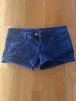 Lågmidjade jeansshorts - Lågmidjade jeansshorts. Passar inte längre. Pris kan diskuteras vid snabb och smidig affär!💕