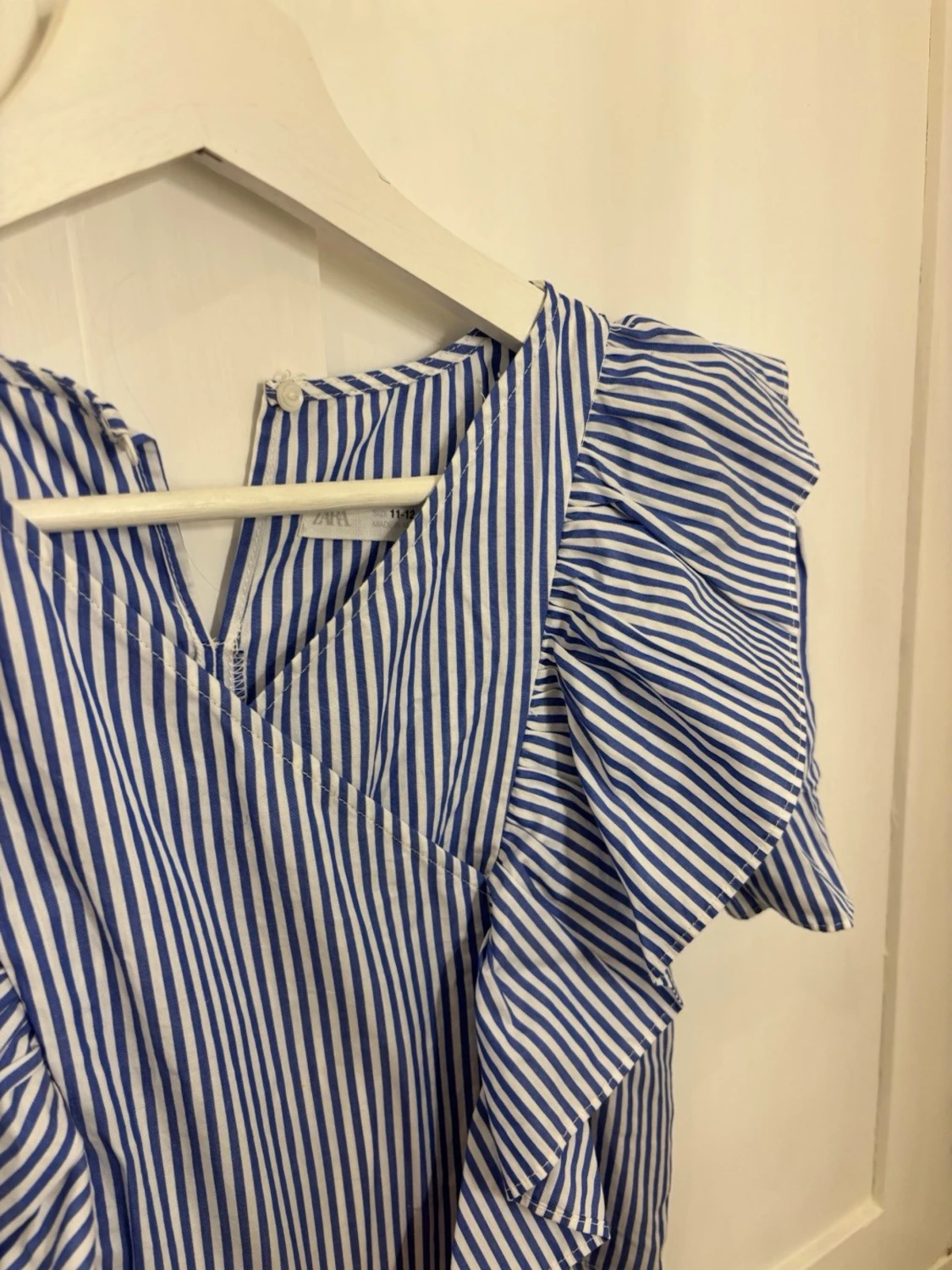 Blåvit randig blus med volanger - 2